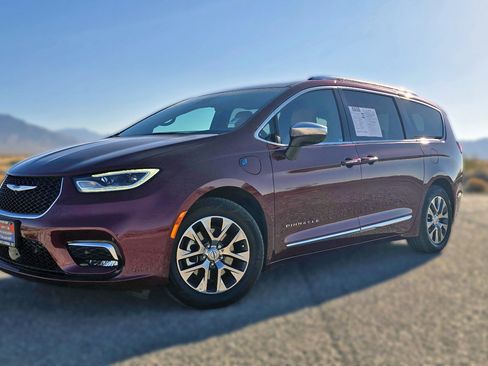 Used 2023 Chrysler Pacifica Pinnacle image 1