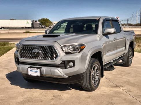 Used 2019 Toyota Tacoma TRD Sport w/ Technology Package image 2