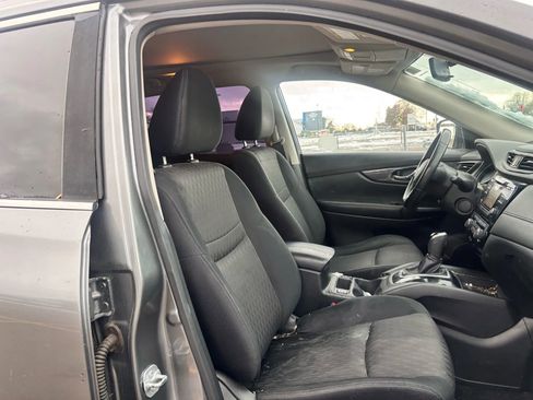 Used 2017 Nissan Rogue SV image 4