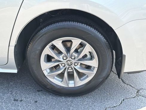 Used 2025 Toyota Sienna XLE FWD image 30