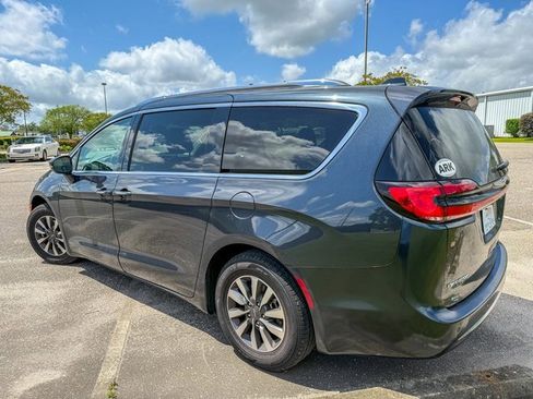 Used 2021 Chrysler Pacifica Touring-L image 3