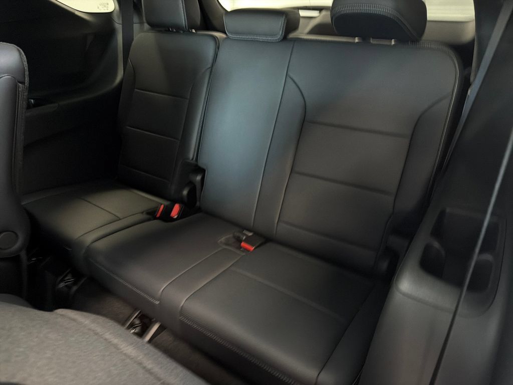 New 2027 Chevrolet Traverse LT FWD image 15