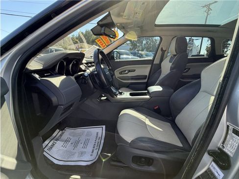 Used 2018 Land Rover Range Rover Evoque SE Sport Utility 4D image 17