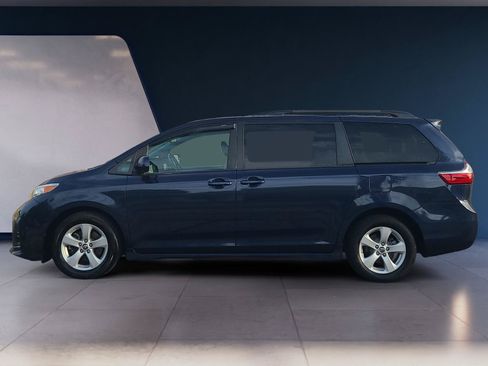Used 2018 Toyota Sienna LE FWD image 2