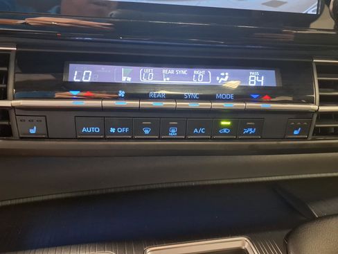 Used 2022 Toyota Sienna XSE AWD/4WD image 15