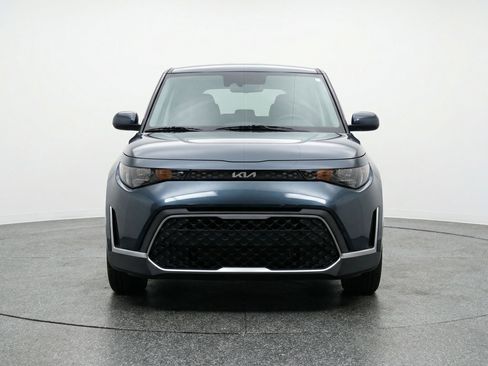 Used 2025 Kia Soul LX w/ LX Technology Package FWD image 2