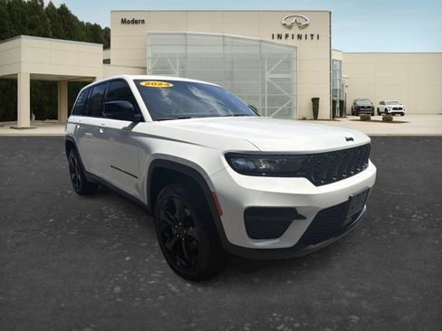 Used 2024 Jeep Grand Cherokee Altitude AWD/4WD image 3