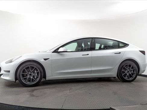 Used 2023 Tesla Model 3 Standard Range image 3