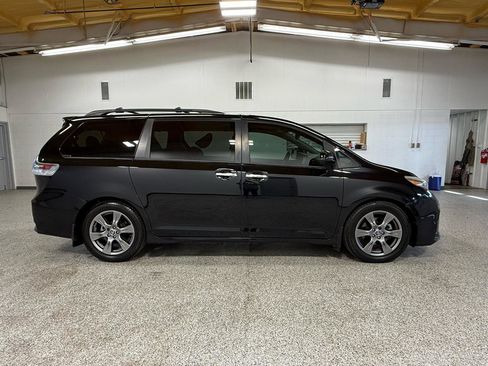 Used 2019 Toyota Sienna SE FWD image 5