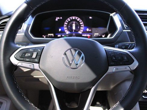 Used 2024 Volkswagen Tiguan SE w/ Panoramic Sunroof Package AWD/4WD image 19