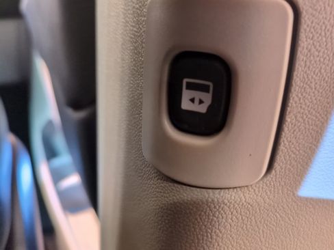 Used 2014 Chrysler Town & Country Touring image 12