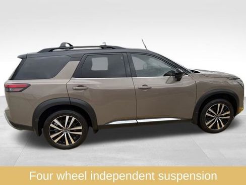Used 2025 Nissan Pathfinder Platinum image 11
