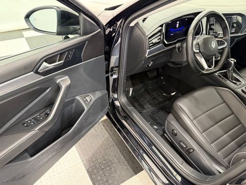 Used 2024 Volkswagen Jetta SE FWD image 30