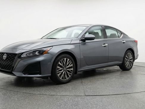 Used 2025 Nissan Altima 2.5 SV image 3