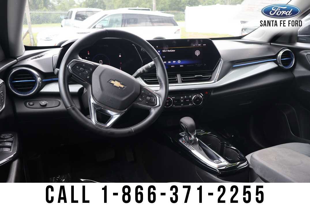 Used 2025 Chevrolet Trax LT w/ LT Convenience Package FWD image 19