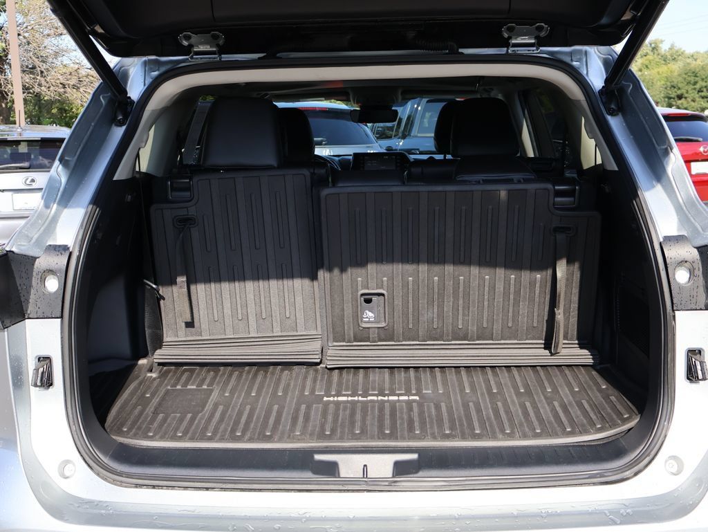Used 2020 Toyota Highlander XLE AWD/4WD image 16