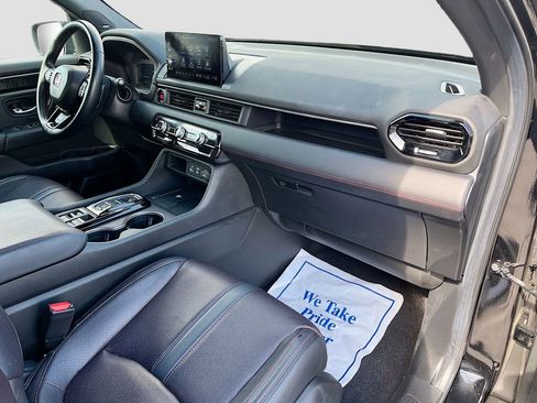 Used 2025 Honda Pilot Black Edition image 30