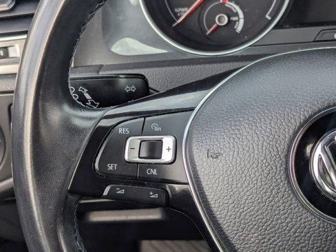 Used 2017 Volkswagen e-Golf SE image 24