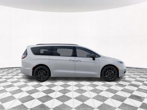 New 2026 Chrysler Pacifica Limited image 29