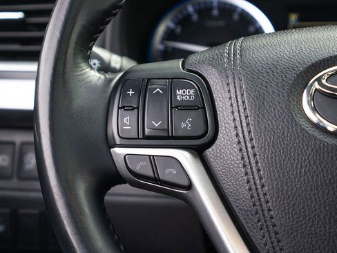 Used 2017 Toyota Highlander XLE image 17