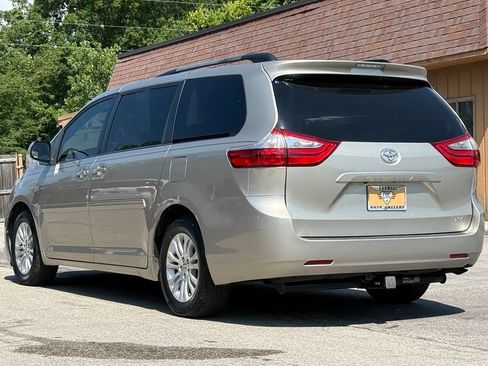 Used 2017 Toyota Sienna XLE FWD image 3