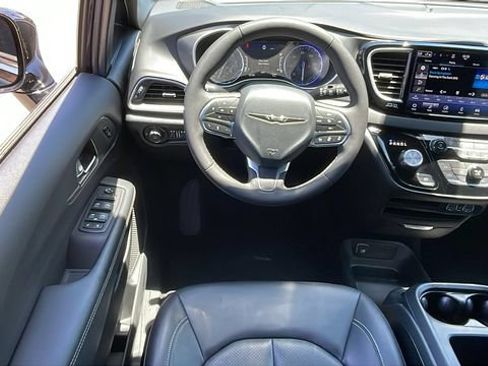Used 2025 Chrysler Pacifica Select FWD image 13