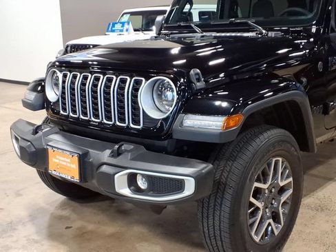 Used 2026 Jeep Wrangler Unlimited Sahara AWD/4WD image 9