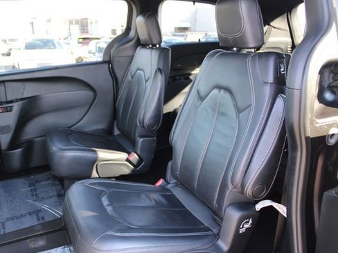 Used 2018 Chrysler Pacifica Touring-L w/ Premium Audio Group image 26