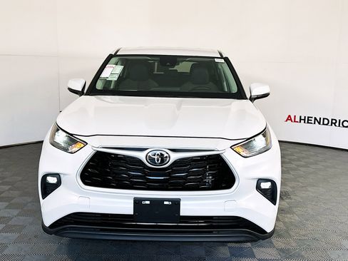 Used 2024 Toyota Highlander LE image 8