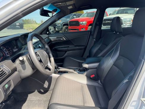 Used 2017 Honda Accord Sport image 14