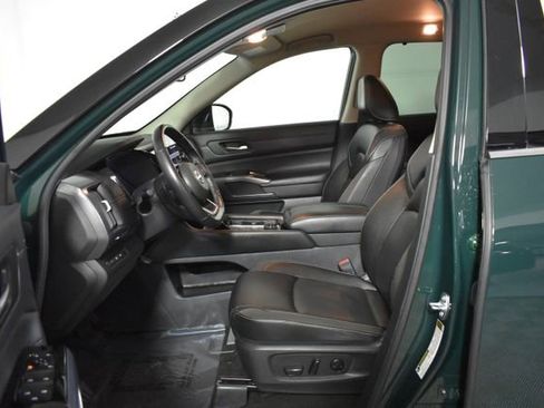 Certified 2024 Nissan Pathfinder SL w/ Black Appearance Package image 11