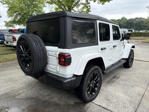 Used 2022 Jeep Wrangler Unlimited Sahara w/ Cold Weather Group AWD/4WD image 7