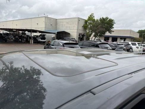 Used 2024 Toyota Tacoma Limited w/ Limited Package (LT) image 4