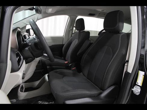 Used 2024 Chrysler Voyager LX image 5