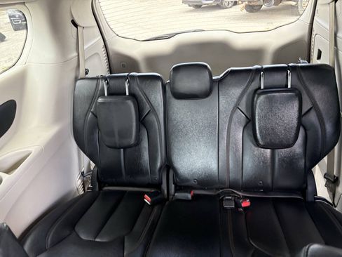 Used 2017 Chrysler Pacifica Touring-L FWD image 15