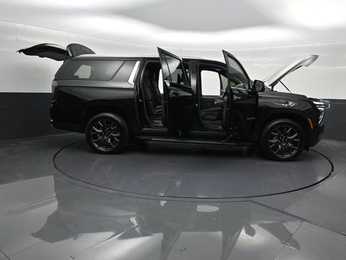 Used 2026 Chevrolet Suburban Premier RWD image 37
