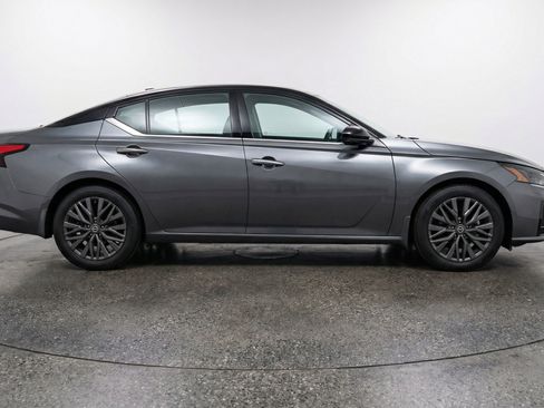 Used 2025 Nissan Altima 2.5 SV image 11