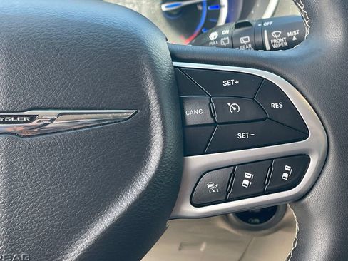 Used 2024 Chrysler Pacifica Limited FWD image 18
