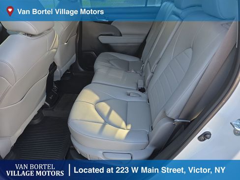Used 2023 Toyota Highlander XLE image 22