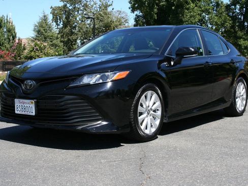 Used 2020 Toyota Camry LE w/ Convenience Package FWD image 9