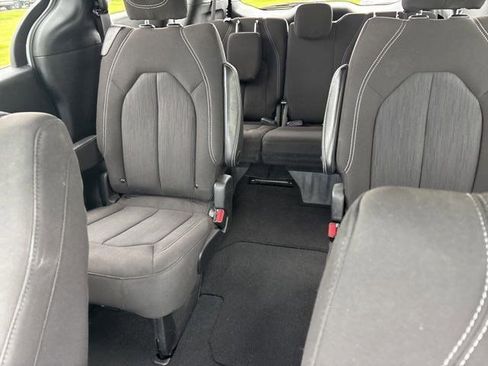 Used 2023 Chrysler Pacifica Touring FWD image 27