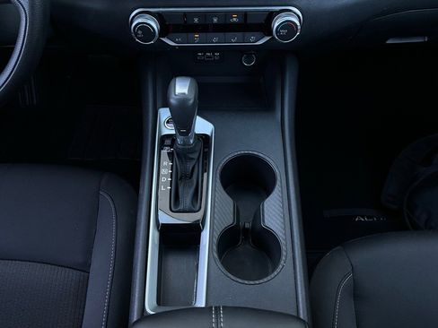 Used 2025 Nissan Altima 2.5 SV image 15