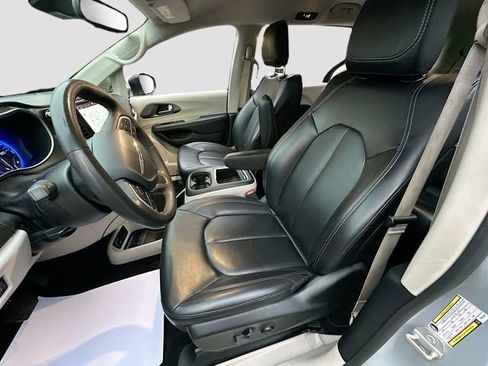 Used 2023 Chrysler Pacifica Touring-L image 21
