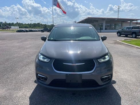 Used 2023 Chrysler Pacifica Touring-L FWD image 3