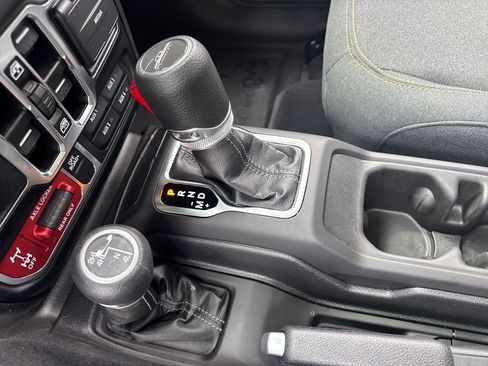Used 2025 Jeep Gladiator Sport AWD/4WD image 17