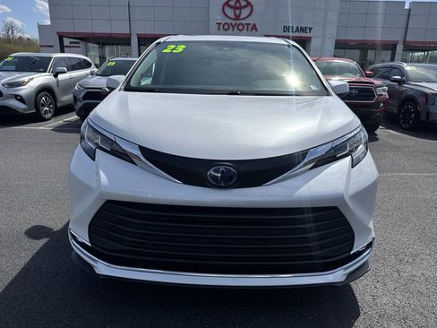 Used 2023 Toyota Sienna XLE w/ XLE Plus Package image 3