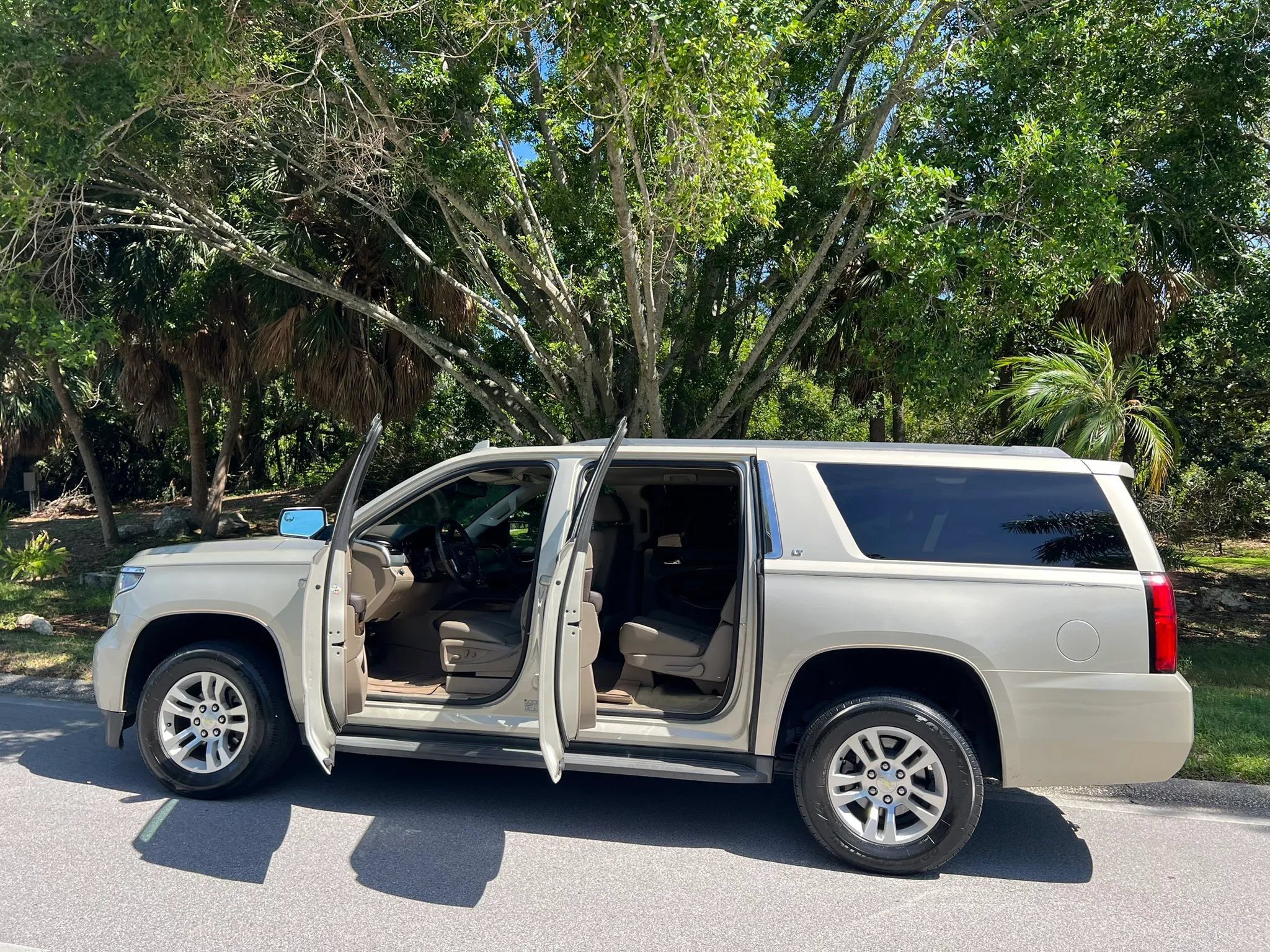 Used 2016 Chevrolet Suburban LT RWD image 53