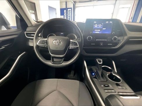 Used 2022 Toyota Highlander LE AWD/4WD image 17