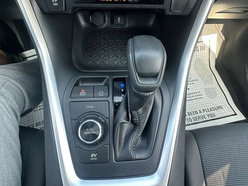Used 2020 Toyota RAV4 LE AWD/4WD image 17