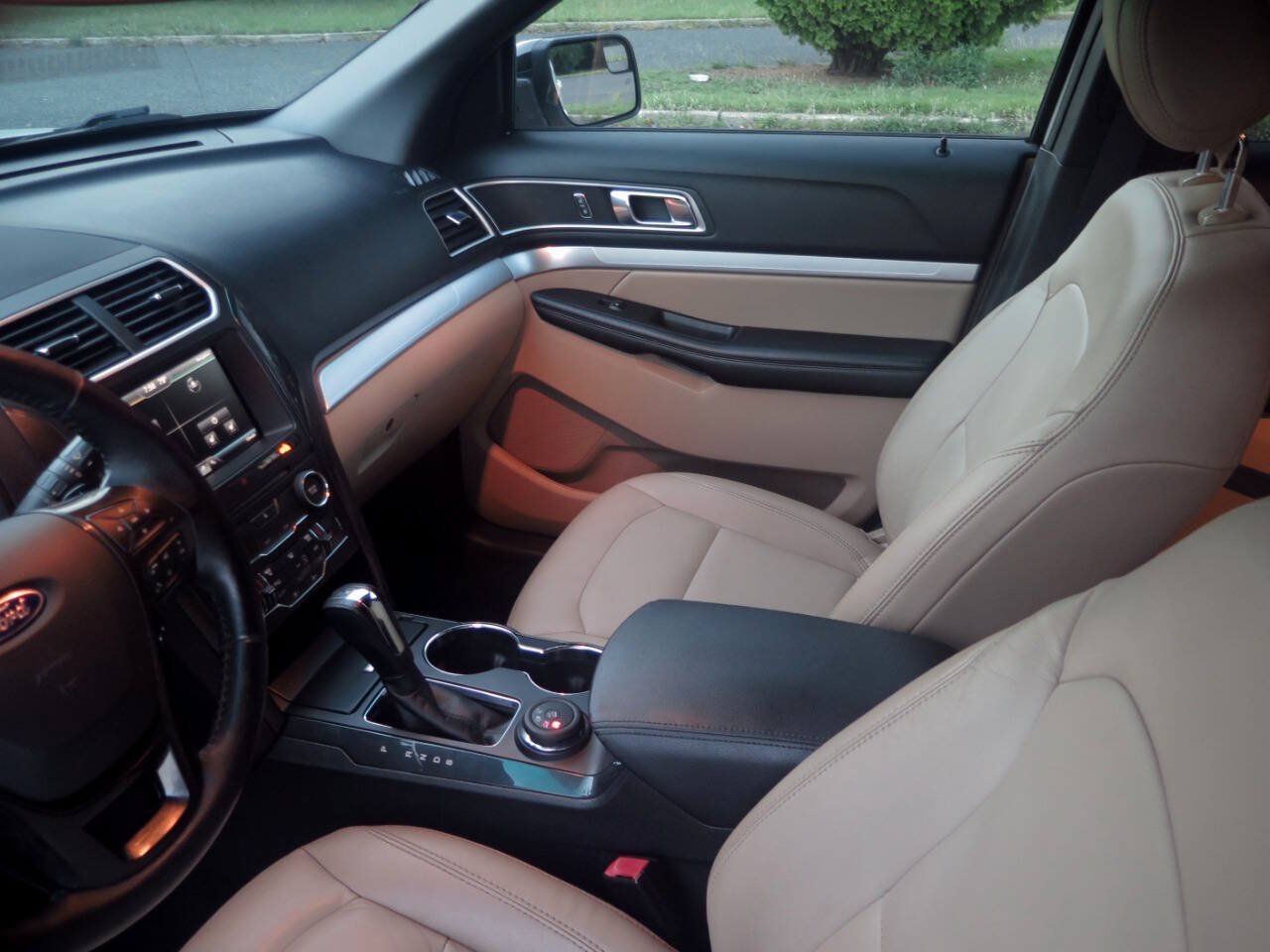 Used 2016 Ford Explorer XLT w/ Equipment Group 202A AWD/4WD image 12